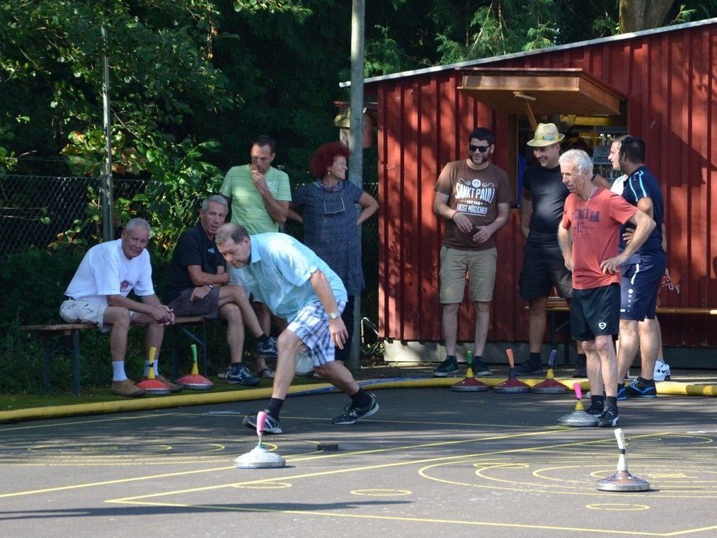 18 Ortsvereine- und Firmenmannschaften waren beim 18. Lochauer Hobby-Stocksport-Turnier auf der Stocksportanlage am Hoferfeld mit dabei. 18 Ortsvereine- und Firmenmannschaften waren beim 18. Lochauer Hobby-Stocksport-Turnier auf der Stocksportanlage am Hoferfeld mit dabei.