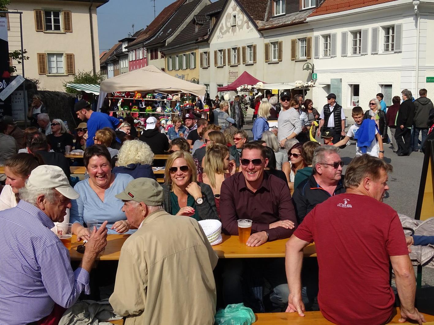 Der Emser Markt ist alljährlich das größte Volksfest in der Nibelungenstadt.
