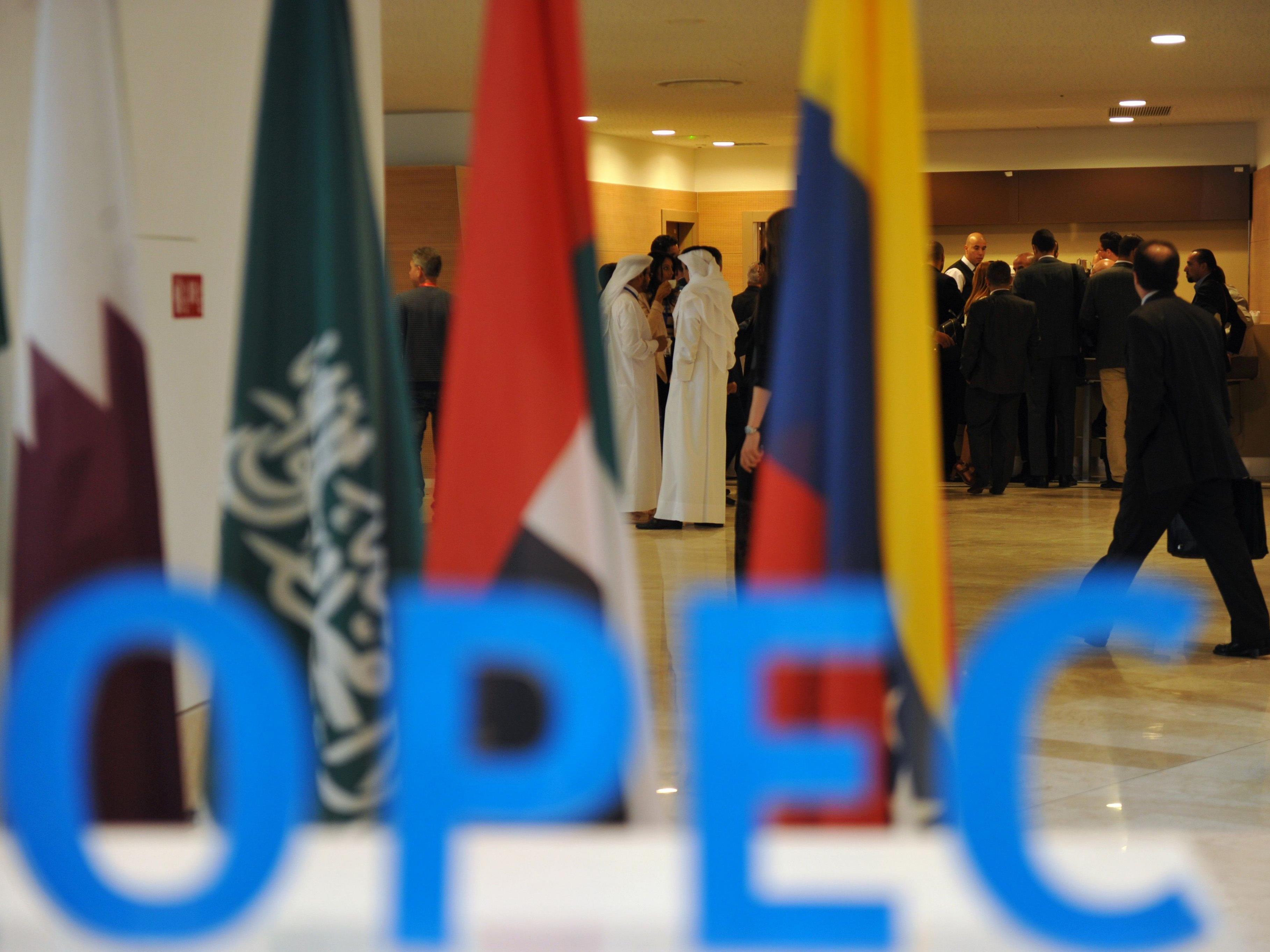 Die OPEC-Staaten wollen die Ölforderung drosseln.