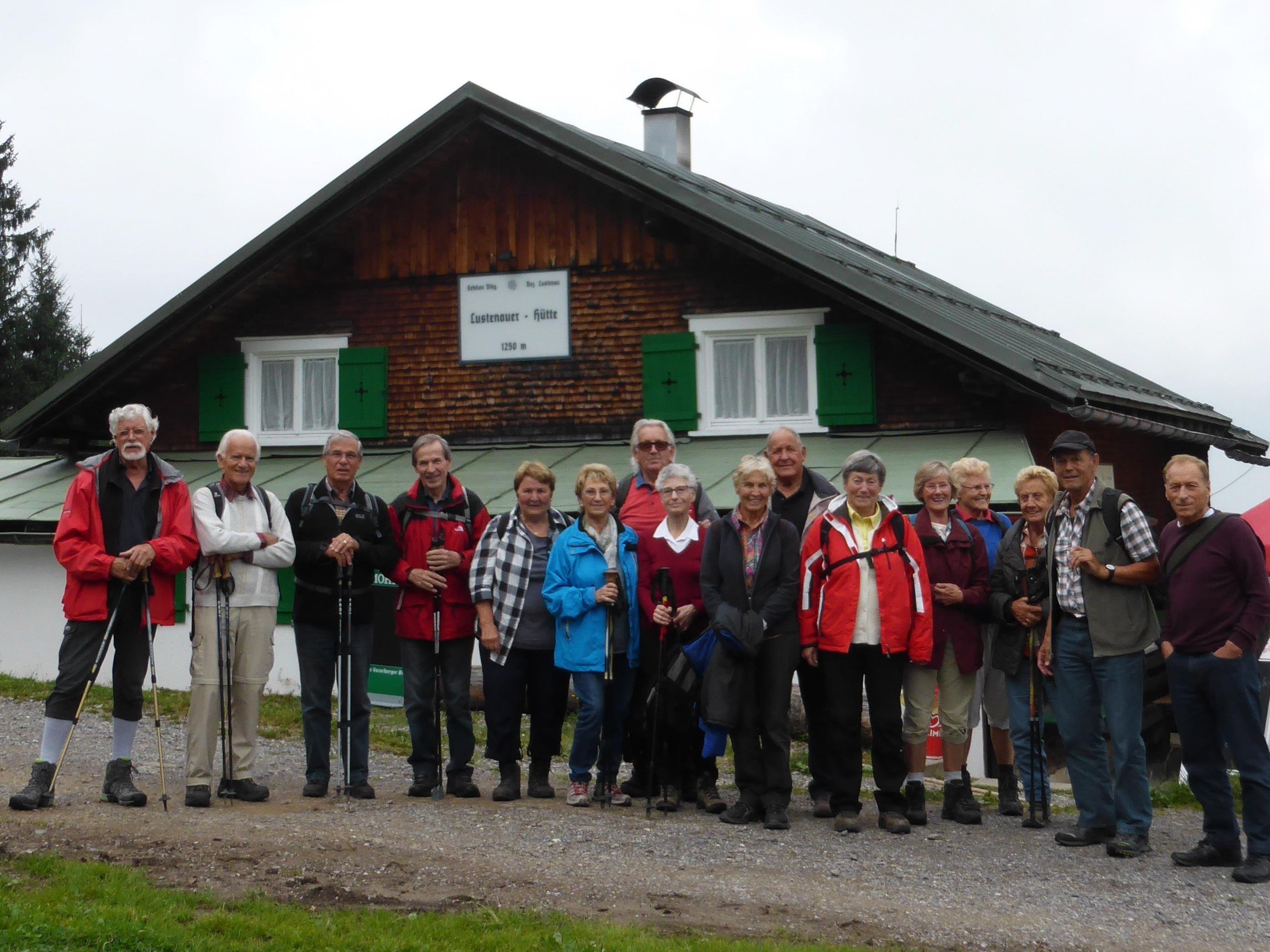 Die Wandergruppe vor der Lustenauer Hütte