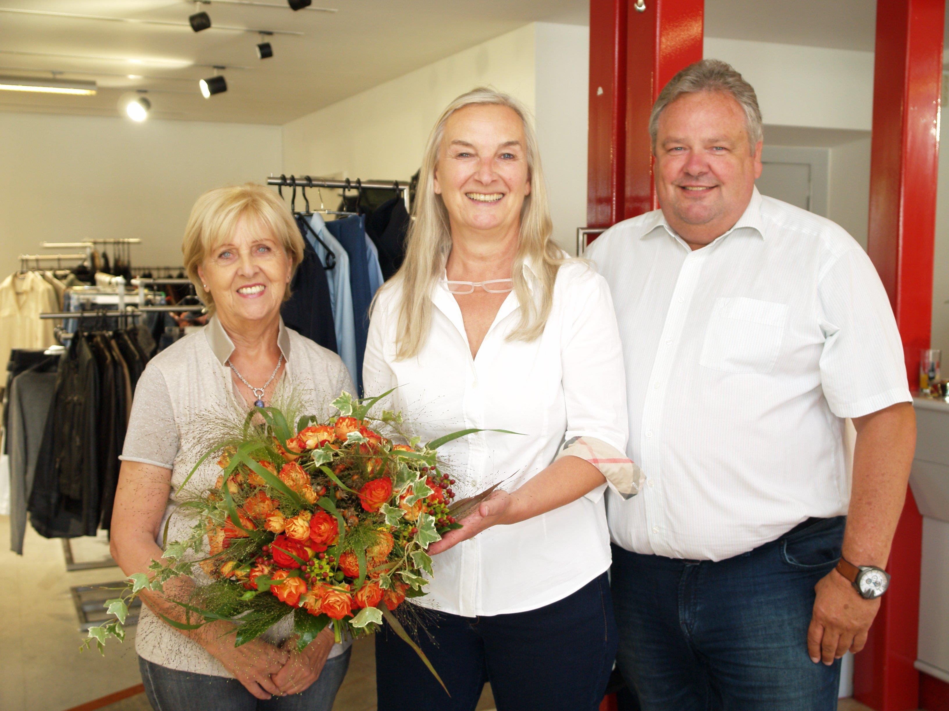 Geschäftsinhaberin Margit Stocker (Mitte) mit Margit Fleisch und Bürgrmeister Karl Wutschitz bei der Eröffnung.