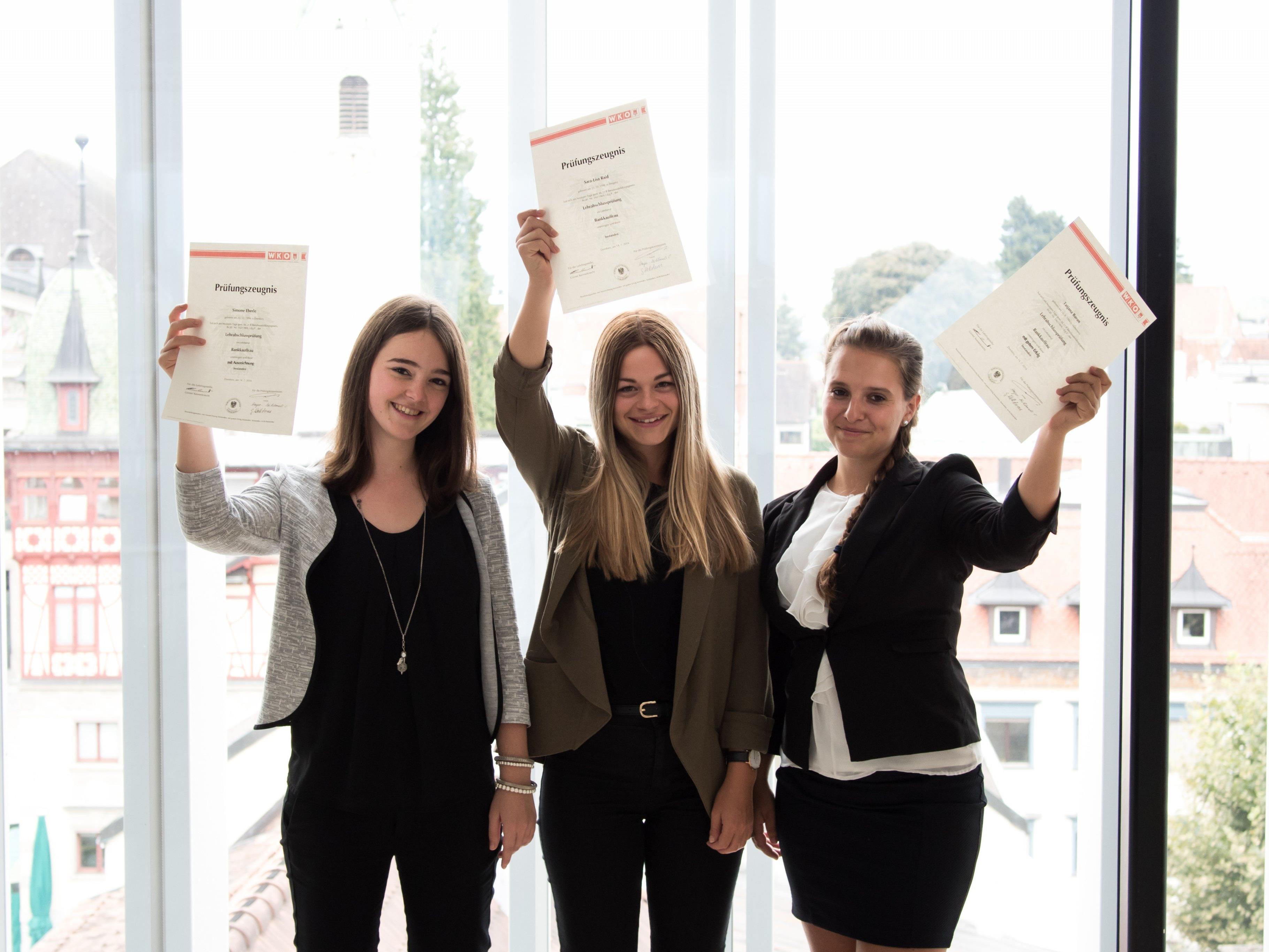 Simone Eberle, Sara Raid und Tatjana Baran (v.l.n.r.) freuen sich über ihren Abschluss.