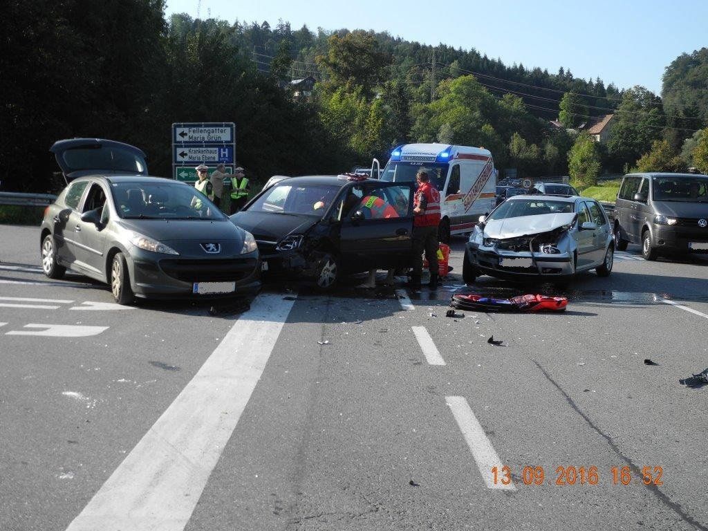 Bei dem Unfall auf der L190 wurde eine 43-Jährige verletzt und ins Krankenhaus eingeliefert. Bei dem Unfall auf der L190 wurde eine 43-Jährige verletzt und ins Krankenhaus eingeliefert.