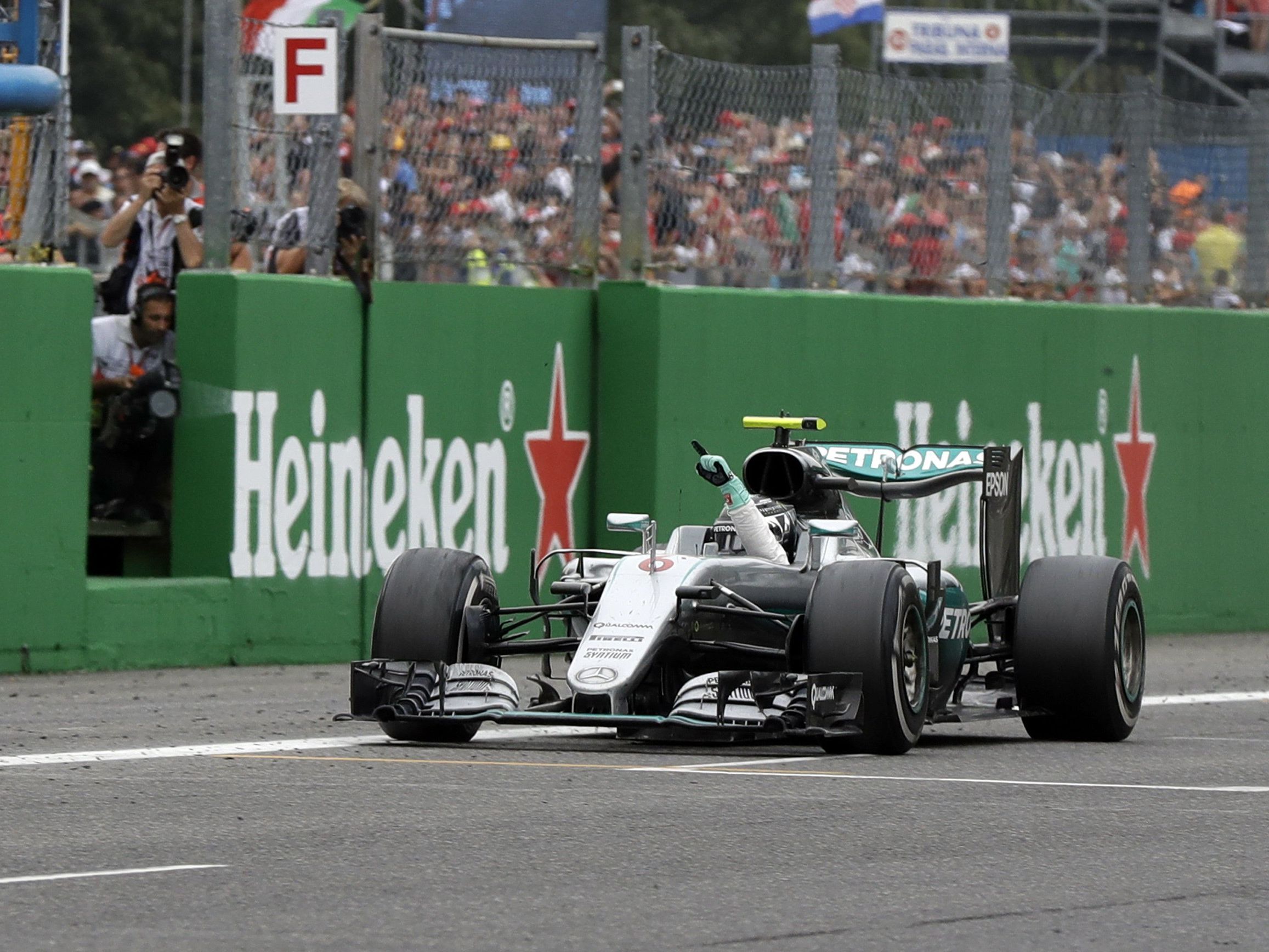 Weltmeister Hamilton rettete Rang zwei und WM-Führung gegen Sieger Nico Rosberg. Weltmeister Hamilton rettete Rang zwei und WM-Führung gegen Sieger Nico Rosberg.