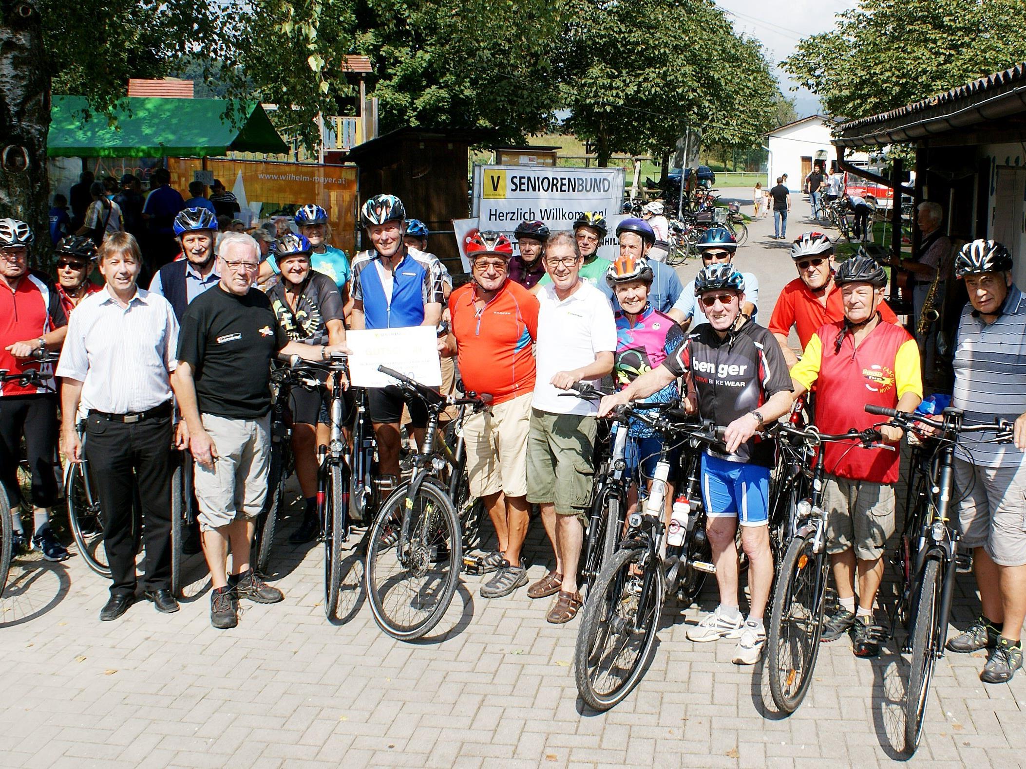 Bei der Seniorenbund Radsternfahrt erhielt die größte Radgruppe aus Lauterach ein Geschenk