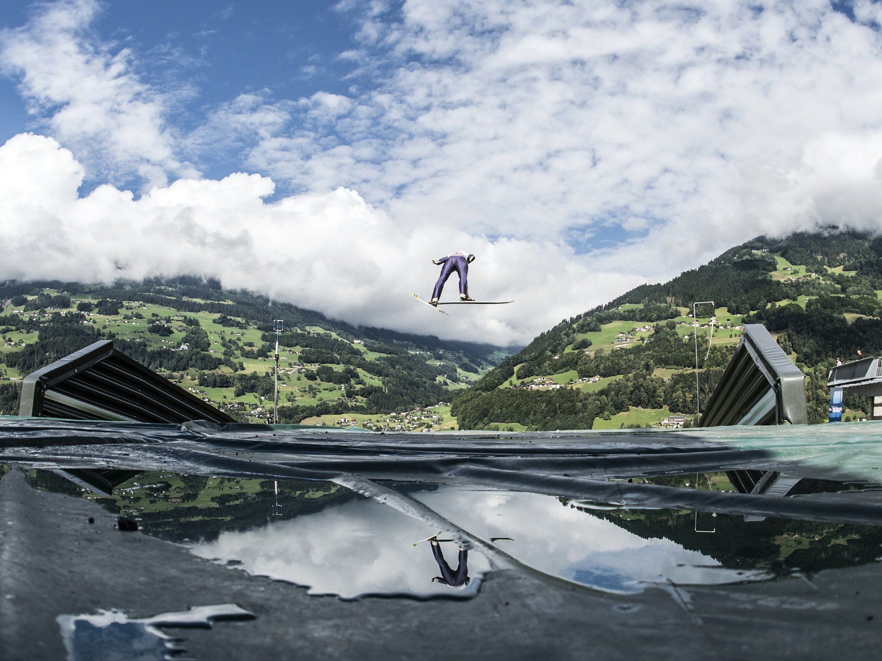Fliegen wie die Skispringer bei der Gössl Dirndlflugshow am Freitag. Fliegen wie die Skispringer bei der Gössl Dirndlflugshow am Freitag.