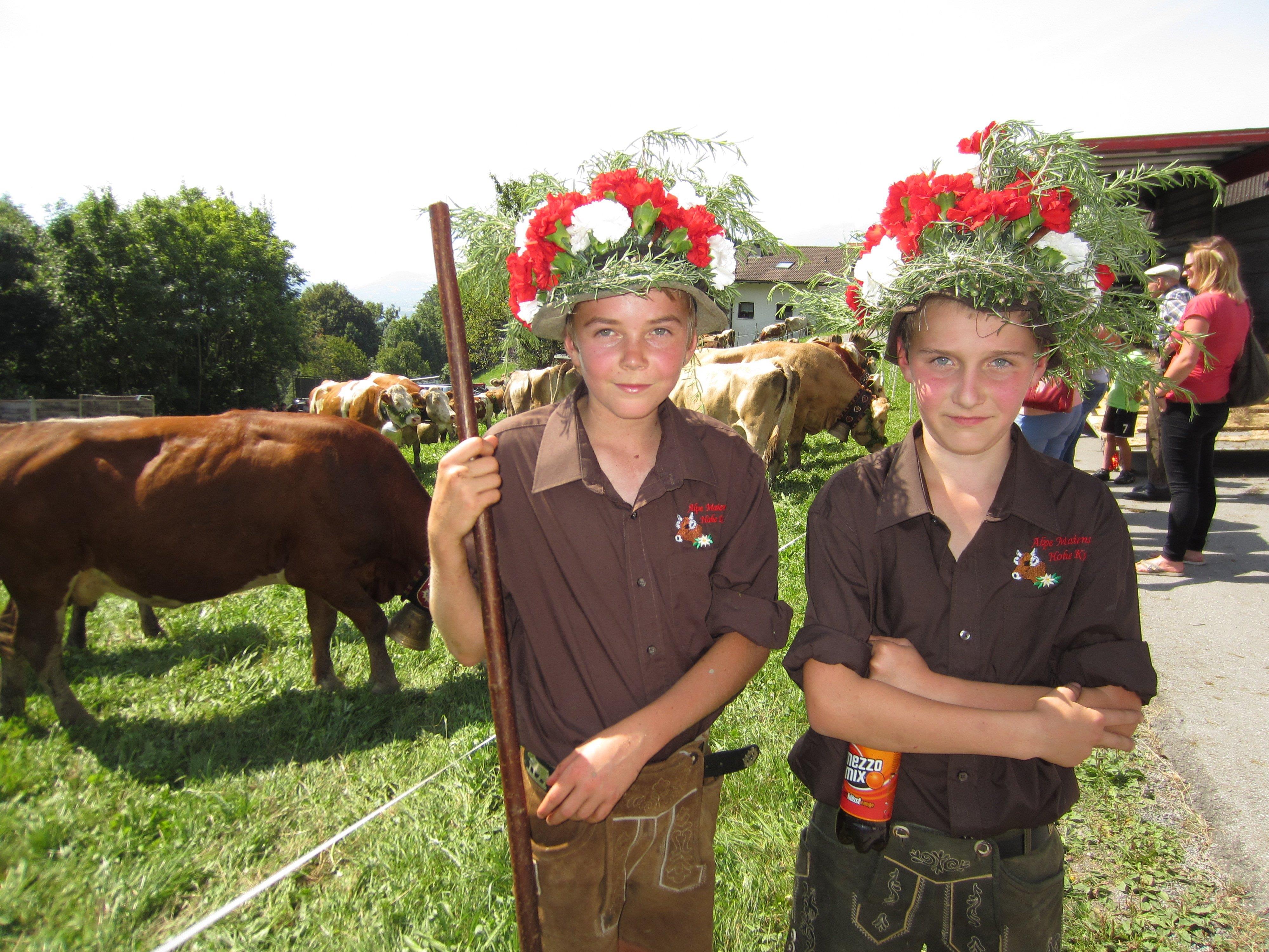 Der Alpabtrieb der Milchkühe von den Alpen Maiensäß/Staffel wurde entsprechend gefeiert. Im Bild: Lukas und Jakob.