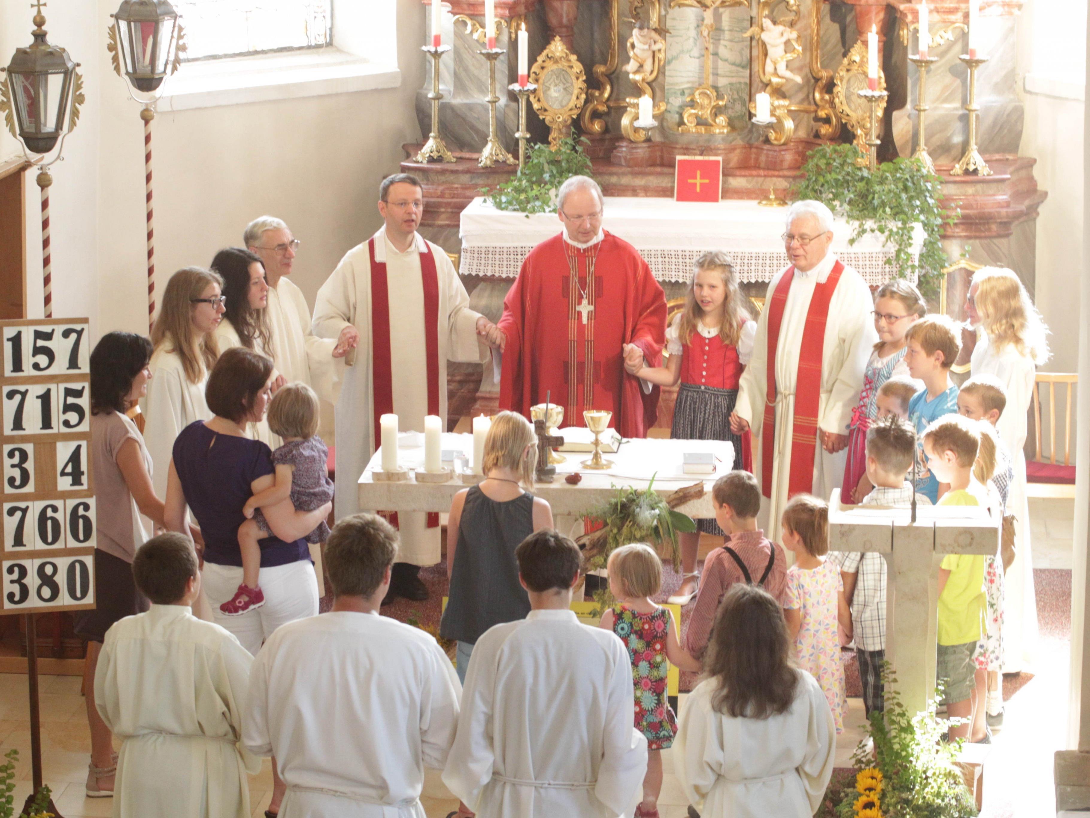 Zum Singen des Vaterunsers holte Bischof Benno Elbs auch die Kinder an den Altar.