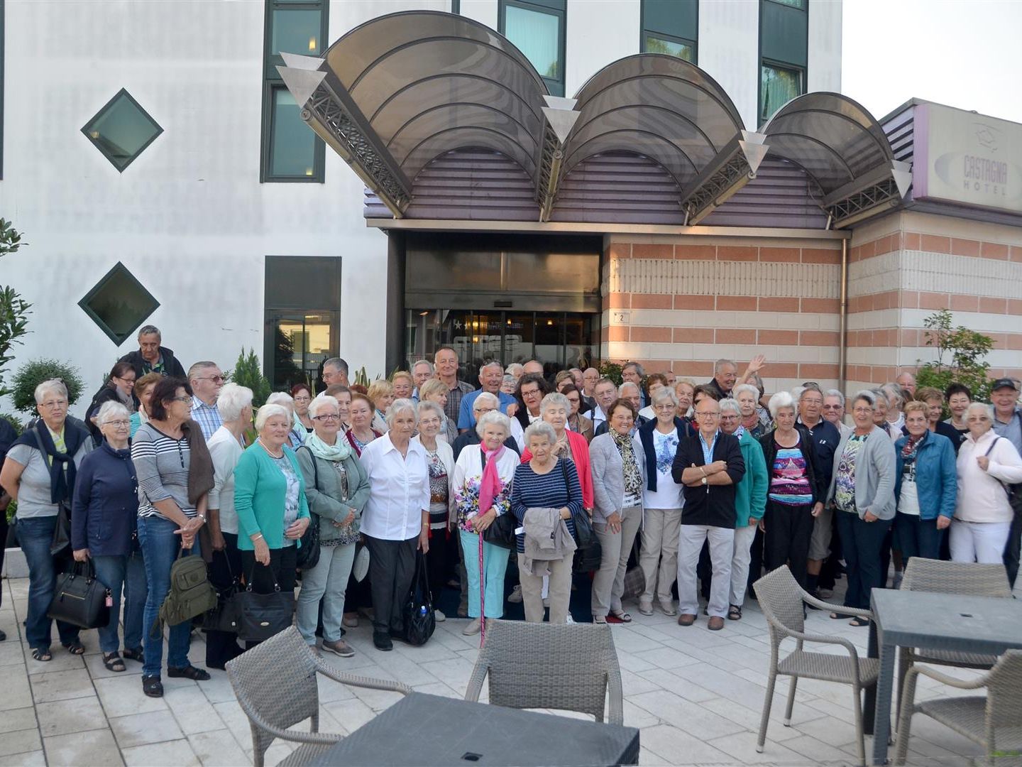 Die Pensionisten vor dem Hotel Castagna Palace Die Pensionisten vor dem Hotel Castagna Palace