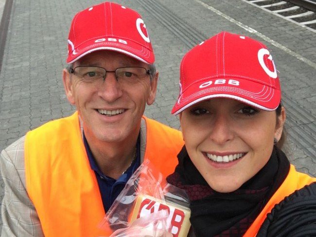 ÖBB-Regionalmanager Gerhard Mayer und seine Mitarbeiter überraschten die Bahnkunden mit Vorarlberger Bergkäse aus der Region. ÖBB-Regionalmanager Gerhard Mayer und seine Mitarbeiter überraschten die Bahnkunden mit Vorarlberger Bergkäse aus der Region.
