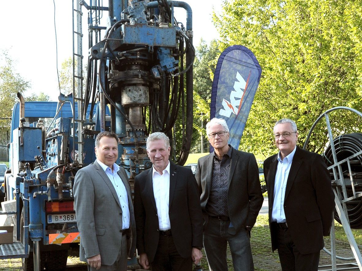 Freuen sich über den Erfolg der Wärmepumpe in Vorarlberg (von links): illwerke-vkw-Vorstand Helmut Mennel, Umwelt-Landesrat Erich Schwärzler und die beiden Organisatoren des Solar- und Wärmepumpentages, Wilhelm Schlader (Energieinstitut) und Frank Widmann (VKW). Freuen sich über den Erfolg der Wärmepumpe in Vorarlberg (von links): illwerke-vkw-Vorstand Helmut Mennel, Umwelt-Landesrat Erich Schwärzler und die beiden Organisatoren des Solar- und Wärmepumpentages, Wilhelm Schlader (Energieinstitut) und Frank Widmann (VKW).