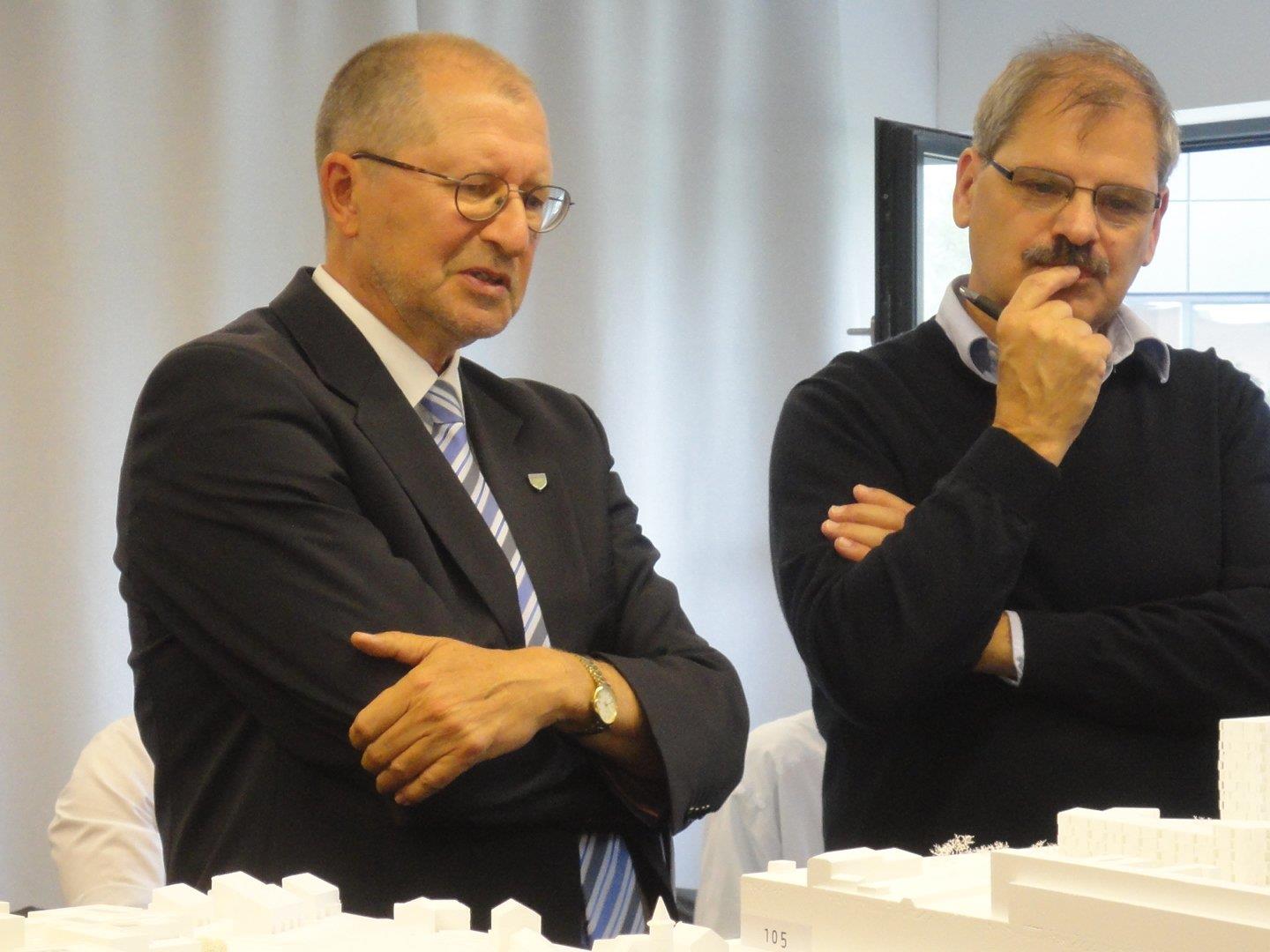 Oberbürgermeister Dr. Gerhard Ecker und der Juryvorsitzende Werner Binotto, Architekt und Kantonsbaumeister St. Gallen, bei der Begutachtung der eingereichten städtebaulichen Entwürfe.
