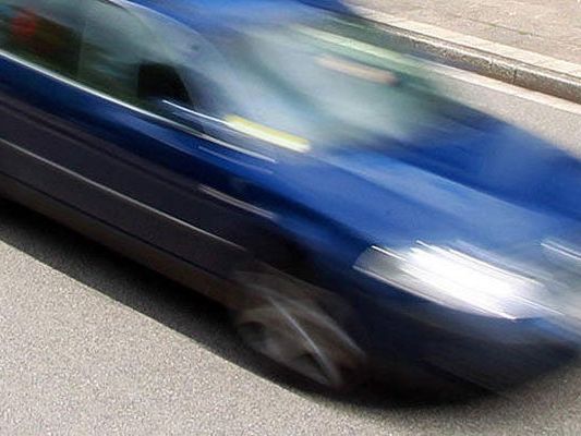 Das Kind lief auf die Straße und wurde erfasst. Das Kind lief auf die Straße und wurde erfasst.
