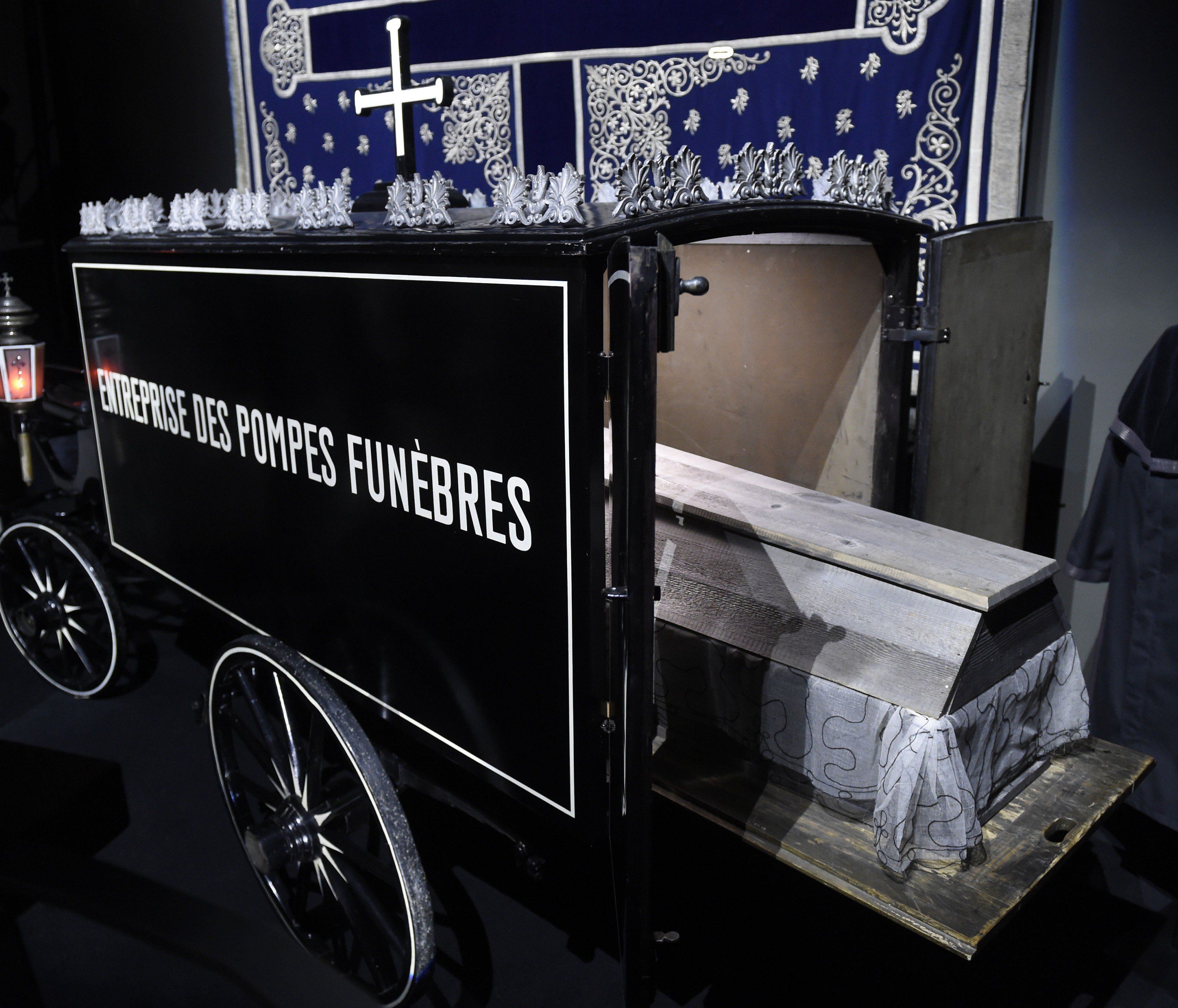 Ein historischer Leichenwagen im Bestattungsmuseum am Wiener Zentralfriedhof Ein historischer Leichenwagen im Bestattungsmuseum am Wiener Zentralfriedhof