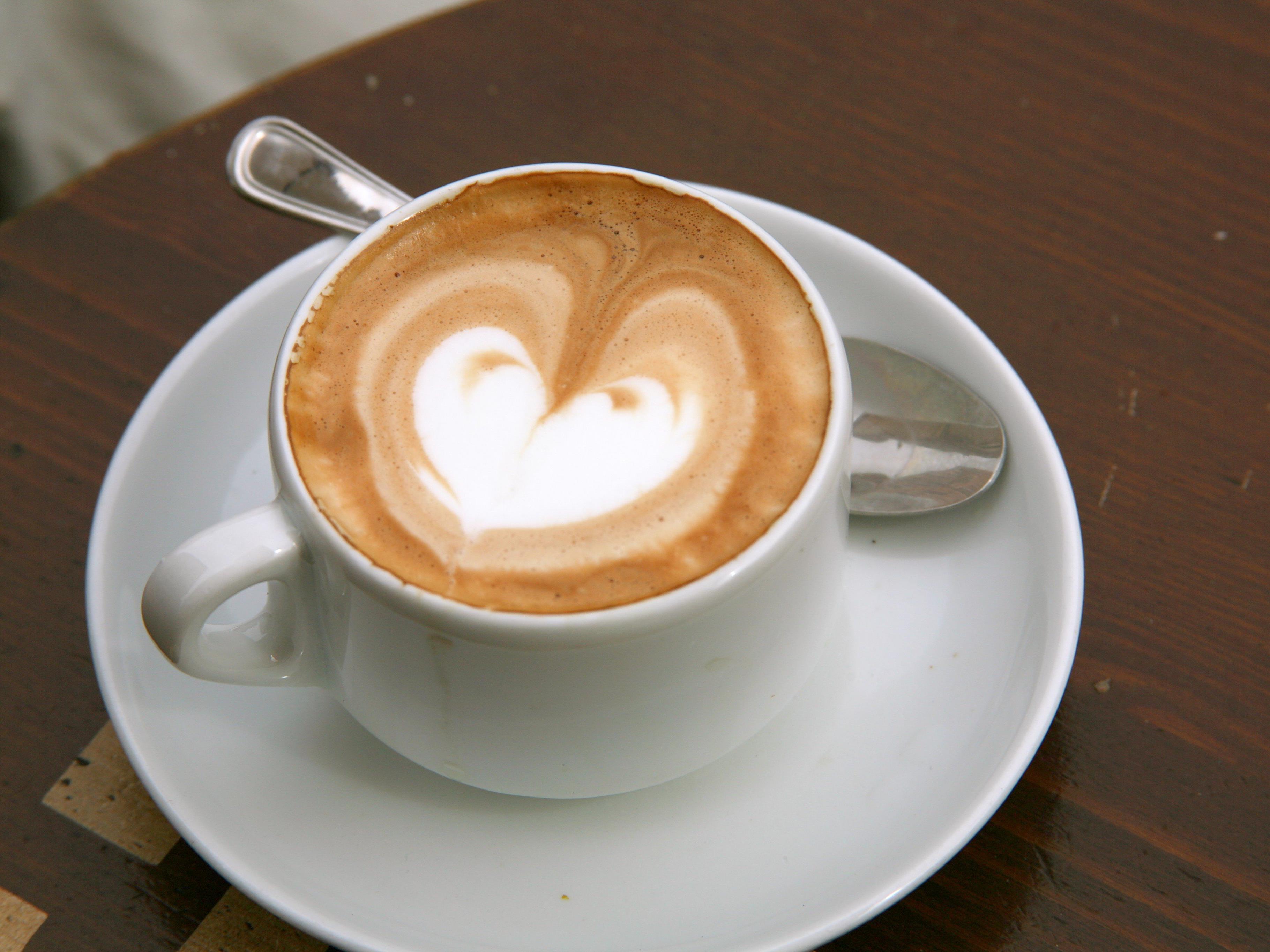 Höflich bestellen bedeutet günsitgeren Kaffee.