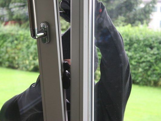 Die Einbrecher stiegen durch ein Fenster ein Die Einbrecher stiegen durch ein Fenster ein