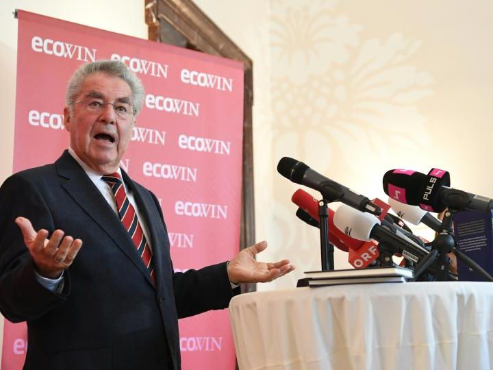 Alt-Bundespräsident Heinz Fischer wählt Van der Bellen. Alt-Bundespräsident Heinz Fischer wählt Van der Bellen.