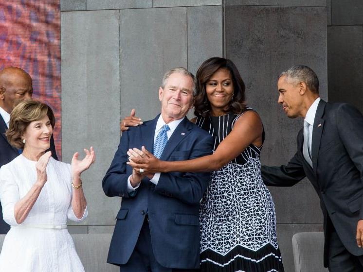 Michelle Obama drückt George Bush.