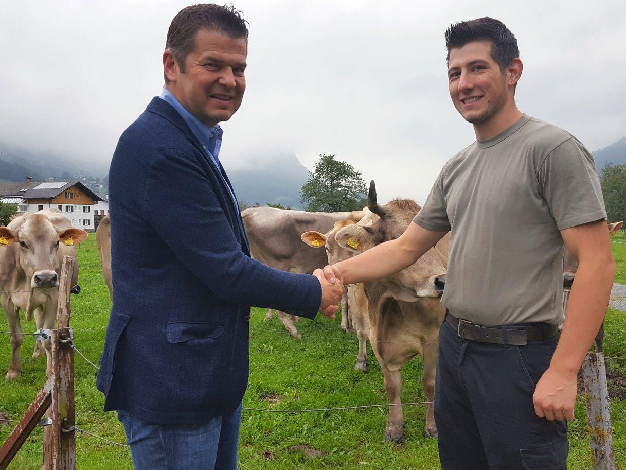 Raimund Wachter, Geschäftsführer der Vorarlberg Milch, freut sich über Heumilchbauern-Zuwachs aus dem Montafon. Stellvertretend für die 30 neuen Bauern begrüßt er Martin Netzer aus Schruns
