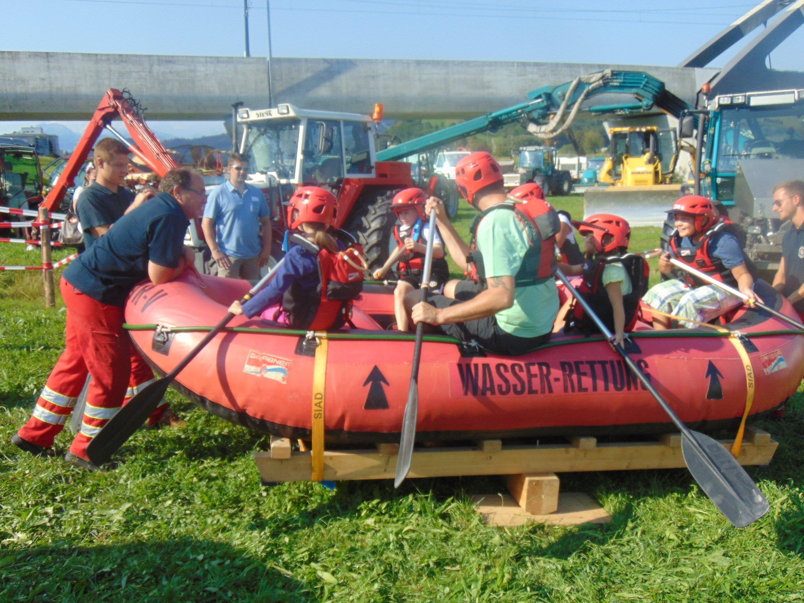Die Wasserrettung war mit dem Raftboot beim Hochwassertag in Lustenau dabei