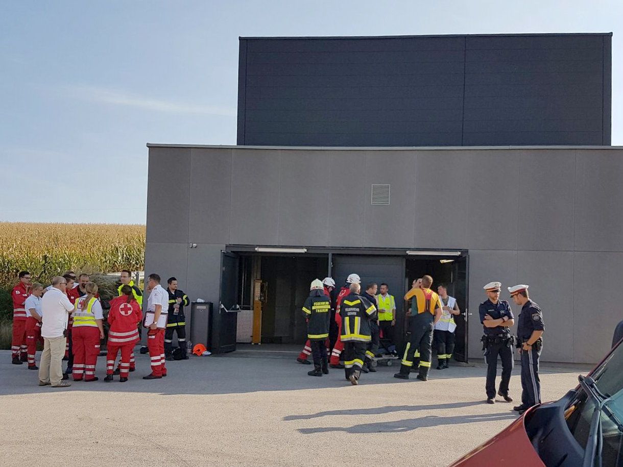 Einsatzkräfte bei einem Tunnel-Notausstieg im Rahmen der Evakuierung von etwa 300 Passagieren aus dem stecken gebliebenen ICE Einsatzkräfte bei einem Tunnel-Notausstieg im Rahmen der Evakuierung von etwa 300 Passagieren aus dem stecken gebliebenen ICE
