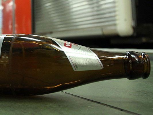 Der Streit geriet aus den Fugen, ein Mann griff zur Glasflasche. Der Streit geriet aus den Fugen, ein Mann griff zur Glasflasche.