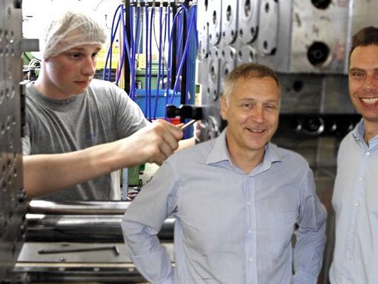 Das Koblacher Unternehmen MONTFORT Kunststofftechnik wird zum Familien-Betrieb. Das Koblacher Unternehmen MONTFORT Kunststofftechnik wird zum Familien-Betrieb.