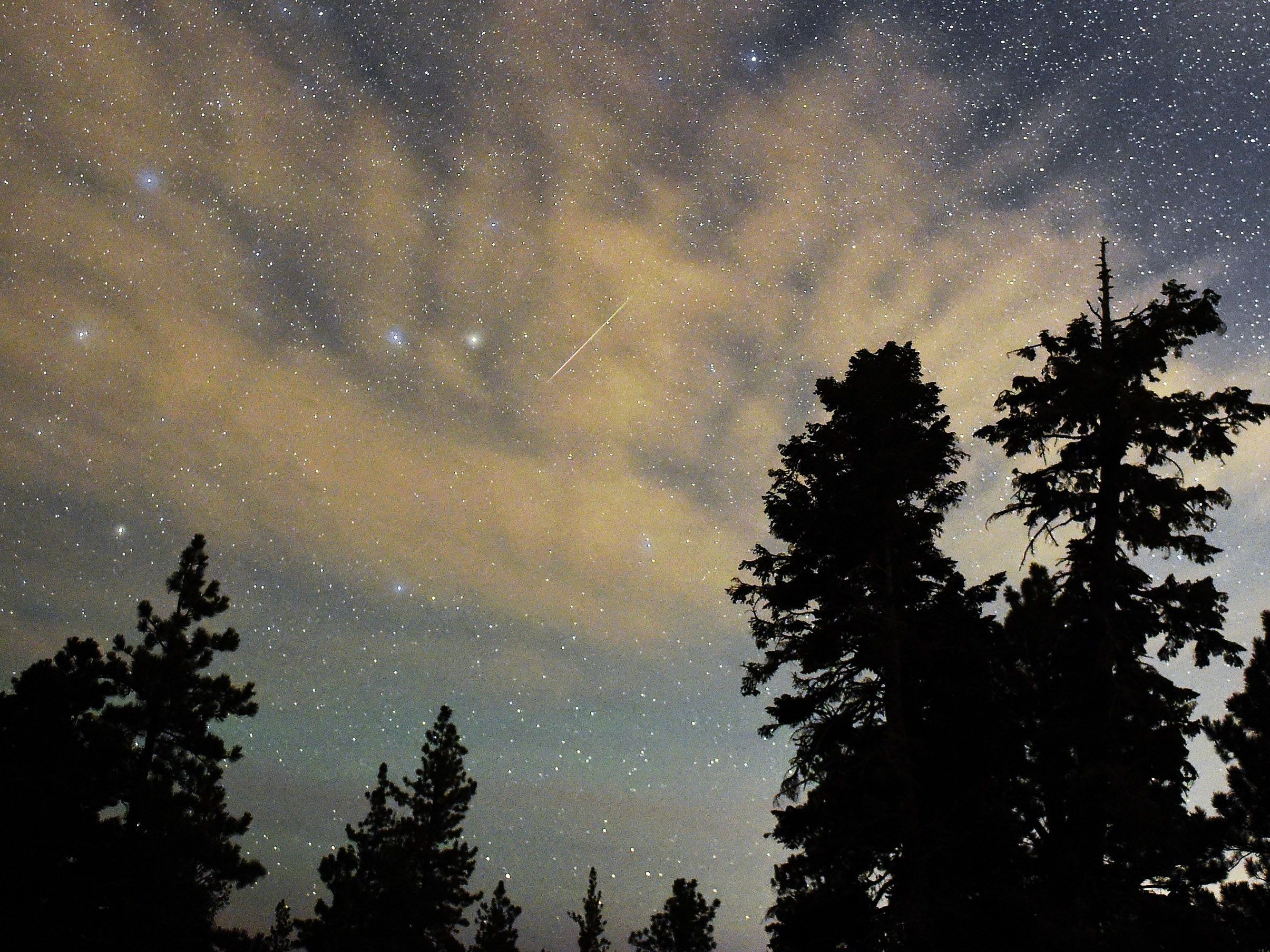 Unzählige Anrufe von besorgten Bürgern gingen in den Notrufzentralen ein. Symbolbild Unzählige Anrufe von besorgten Bürgern gingen in den Notrufzentralen ein. Symbolbild