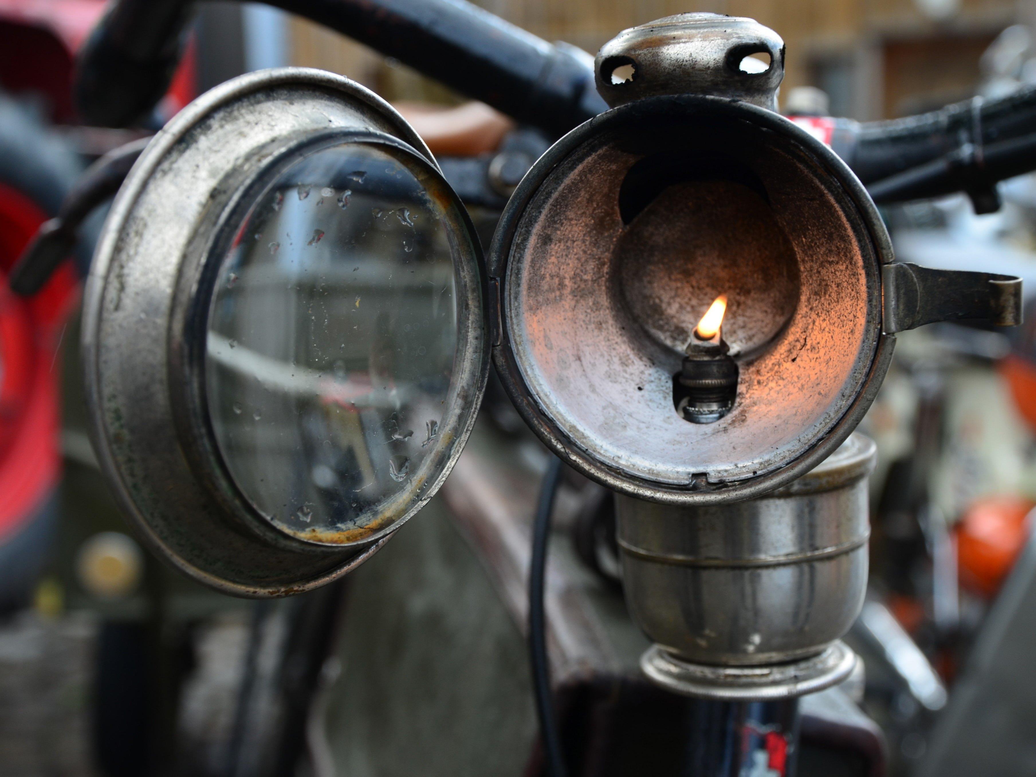 Fahrrad mit Karbidbeleuchtung