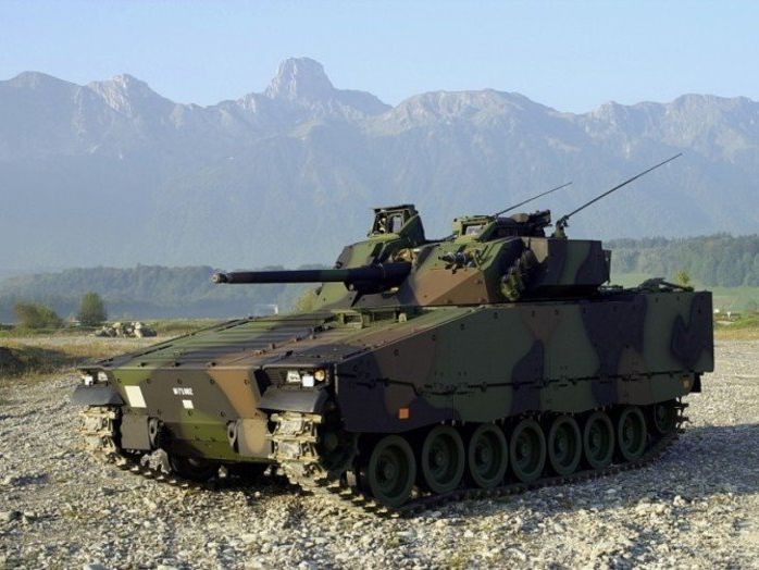 Von einem Schützenpanzer 2000 löste sich fünf Schüsse aus einem fest angebrachten MG51. Von einem Schützenpanzer 2000 löste sich fünf Schüsse aus einem fest angebrachten MG51.