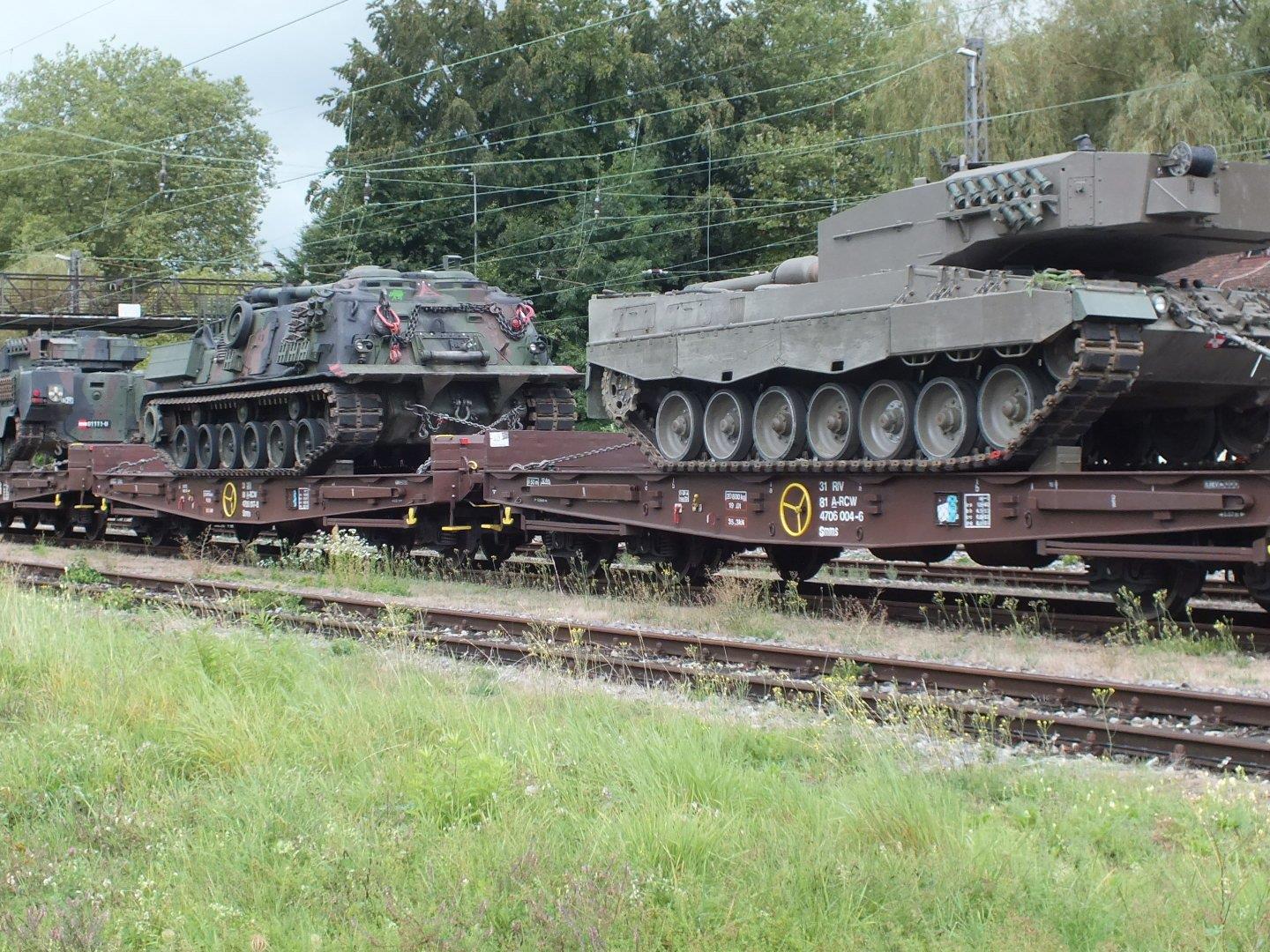 Die drei Panzer, die seit heute auf der herbstmesse in Dornbirn zusehen sind, haen auf ihrem Weg durch Deutschland die dortige Bundeswehr aufgeschreckt.