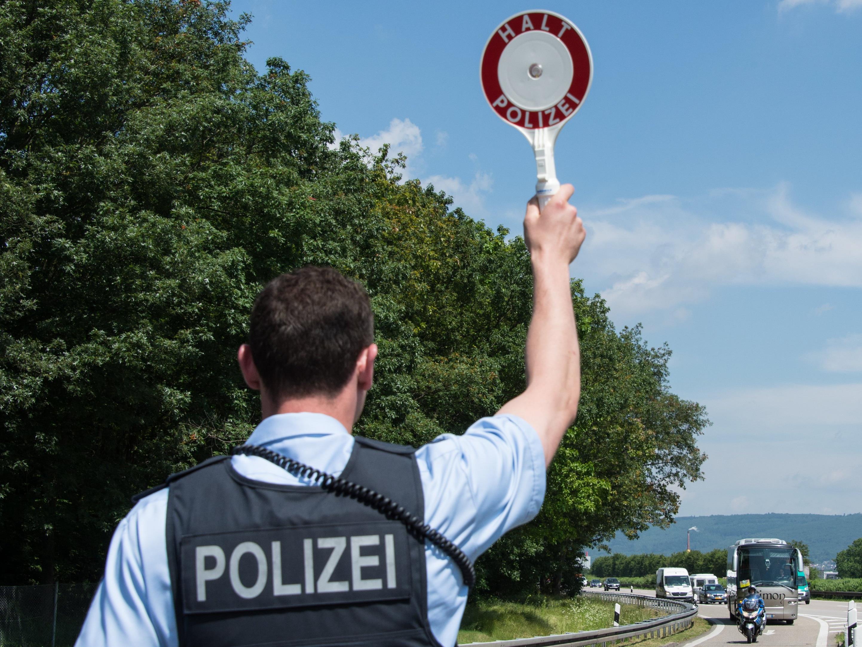 Die Bundespolizei in Lindau hat mehrere Migranten auf der A96 und im Lindauer Stadtgebiet ausgeforscht.