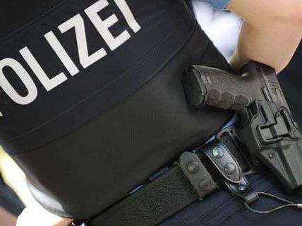 Ein Polizist schoss bei einem Messerangriff einen 40-Jährigen in den Bauch Ein Polizist schoss bei einem Messerangriff einen 40-Jährigen in den Bauch