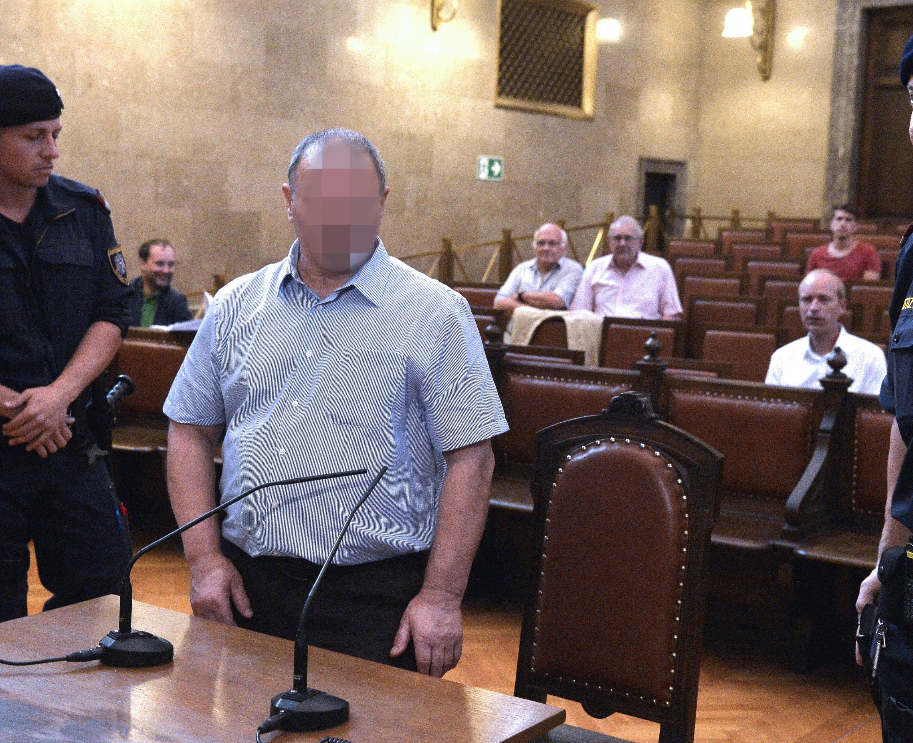 Beim Prozess um versuchten Mord "Ehefrau vor den Augen der vierjährigen Tochter niedergestochen" am Montag Beim Prozess um versuchten Mord "Ehefrau vor den Augen der vierjährigen Tochter niedergestochen" am Montag