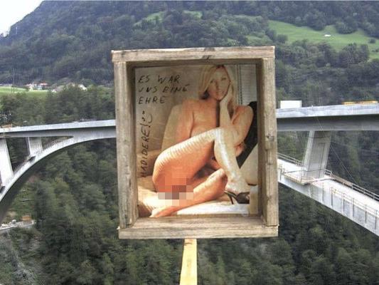 Überraschung für regelmäßige Baustellen-Beobachter. Vor der Webcam an der Baustelle der Terminabrücke in der Schweiz war plötzlich eine nackte Frau zu sehen.