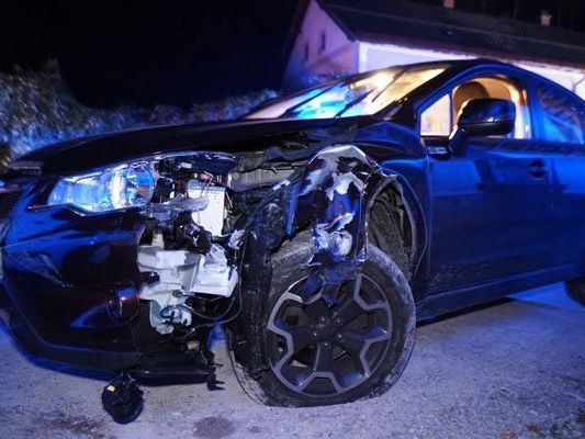 Ein stark alkoholisierter Lenker verlor in NÖ die Kontrolle über sein Fahrzeug. Ein stark alkoholisierter Lenker verlor in NÖ die Kontrolle über sein Fahrzeug.