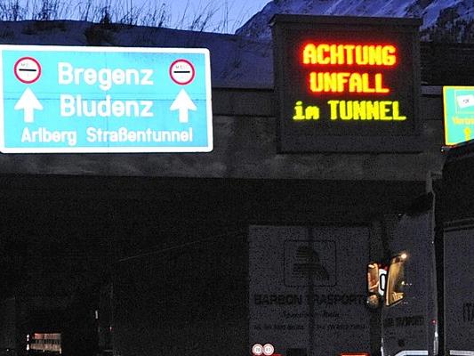 Im Arbergtunnel kam es am Donnerstag Mittag zu einem Motorradunfall. Der Tunnel war zeitweise in beide Richtungen gesperrt, eine Umfahrung über die Arlbergpassstraße war nicht möglich.