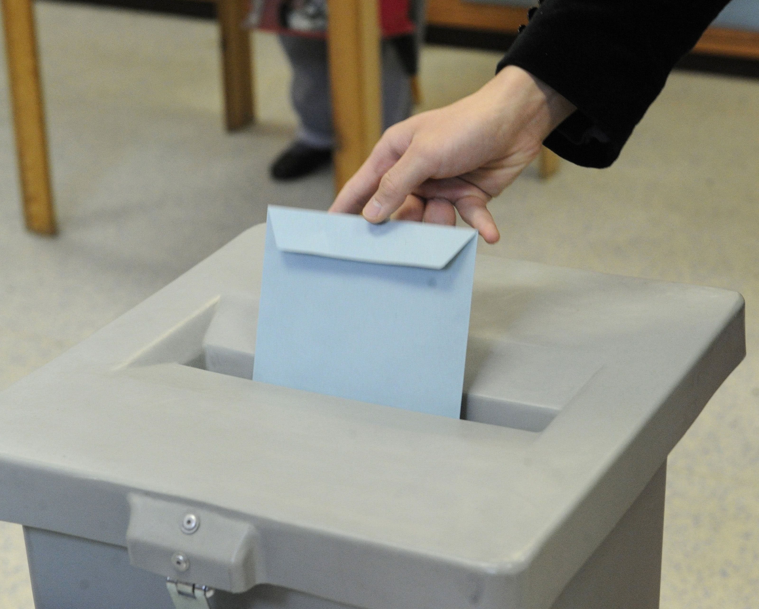 Bis 17 Uhr kann man seine Stimme abgeben - und kurz darauf liegen schon die ersten Hochrechnugnen vor Bis 17 Uhr kann man seine Stimme abgeben - und kurz darauf liegen schon die ersten Hochrechnugnen vor