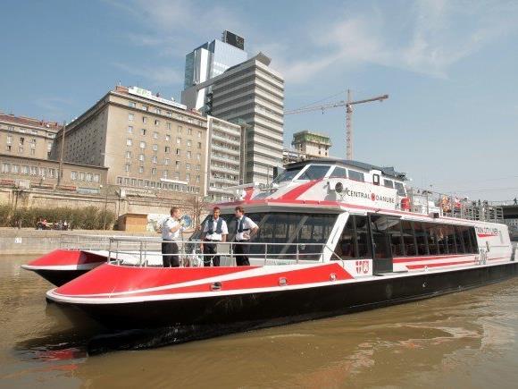 Der Twin City Liner verbindet Wien und Bratislava über die Donau. Der Twin City Liner verbindet Wien und Bratislava über die Donau.