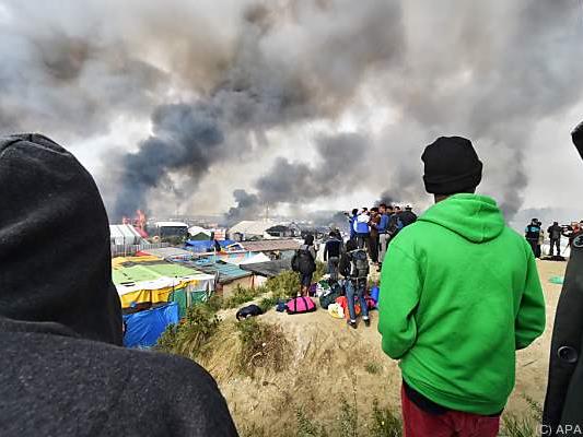 Das Flüchtlingslager steht in Flammen