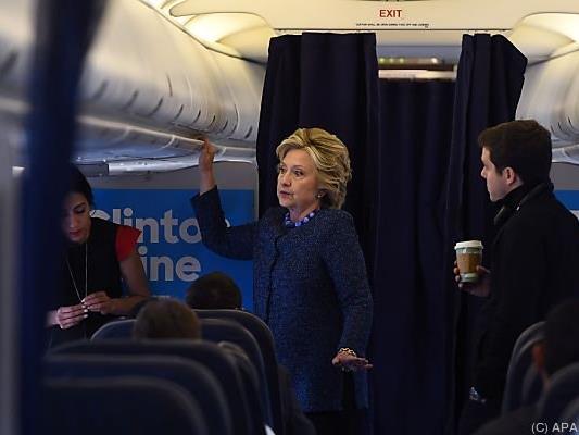 Clintons E-Mail-Affäre soll noch genauer untersucht werden