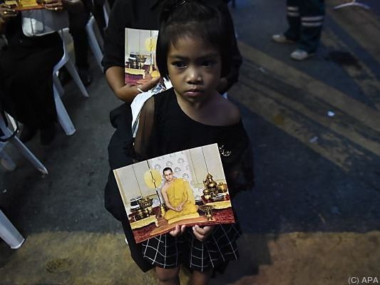 10.000 Besucher pro Tag werden zum Sarg des Königs vorgelassen 10.000 Besucher pro Tag werden zum Sarg des Königs vorgelassen