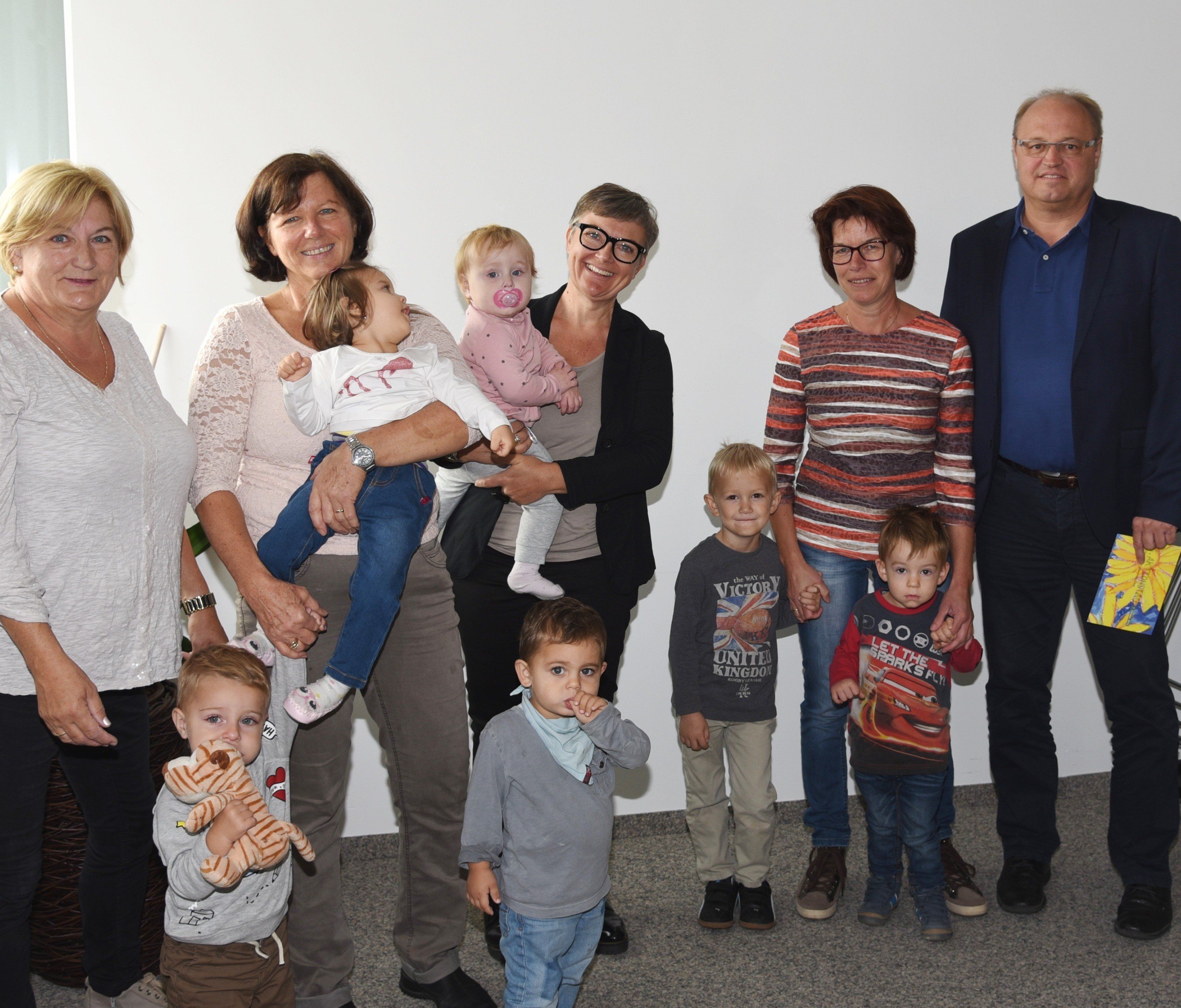 Frischen Wind brachten sechs Tageskinder und ihre Tagesmütter in die Amtsstuben von Bürgermeister Elmar Rhomberg. Frischen Wind brachten sechs Tageskinder und ihre Tagesmütter in die Amtsstuben von Bürgermeister Elmar Rhomberg.
