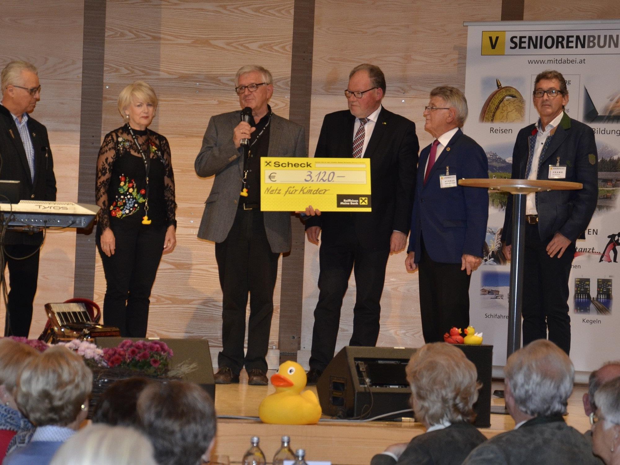 Zur Scheckübergabe wurden Ilga Sausbruber, Franz Himmer, Werner Huber, Othmar Moosbrugger und Franz Abbrederis auf die Bühne gebeten. Zur Scheckübergabe wurden Ilga Sausbruber, Franz Himmer, Werner Huber, Othmar Moosbrugger und Franz Abbrederis auf die Bühne gebeten.