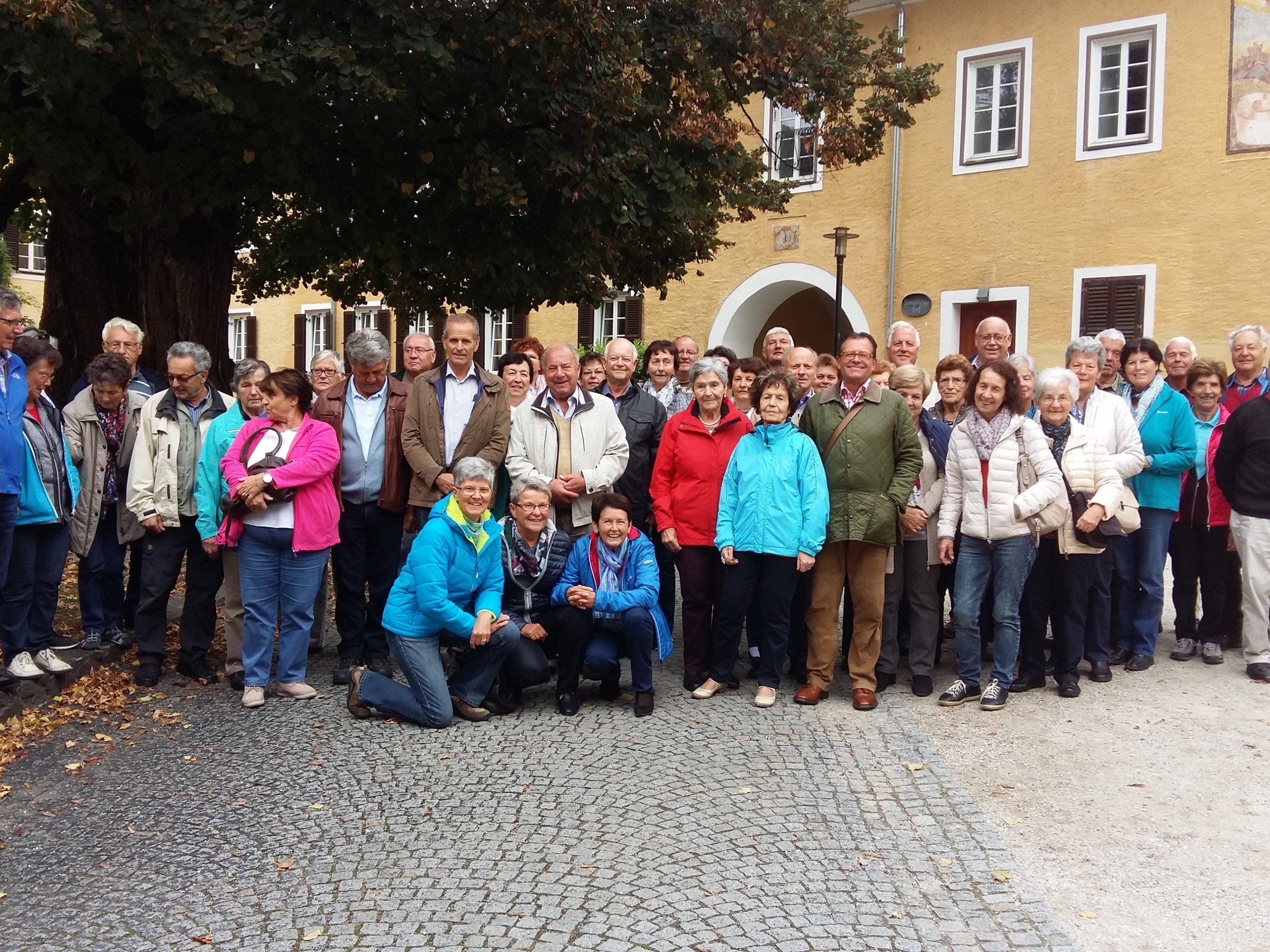 Die Reiseteilnehmer vor dem Stiftmuseum in Millstatt