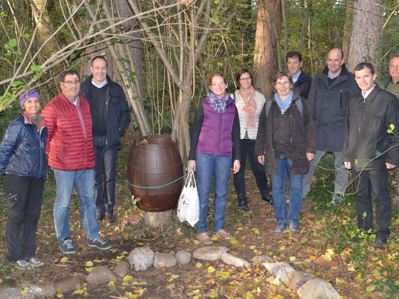 Rankweiler Gemeindevorstand im Waldkindergarten (v.l.): Gruppenleiterin Julia Knowle, Gemeindevorstand Helmut Jenny, Gemeindevorstand Andreas Prenn, Gruppenleiterin Monique Entner, Vize-Bürgermeisterin Katharina Wöß-Krall, Gemeinderätin Daniela Burgstaller, Leiter des Bürgerservices Norbert Preg, Gemeinderat Klaus Pirker, Bürgermeister Martin Summer und Gemeinderat Christoph Metzler Rankweiler Gemeindevorstand im Waldkindergarten (v.l.): Gruppenleiterin Julia Knowle, Gemeindevorstand Helmut Jenny, Gemeindevorstand Andreas Prenn, Gruppenleiterin Monique Entner, Vize-Bürgermeisterin Katharina Wöß-Krall, Gemeinderätin Daniela Burgstaller, Leiter des Bürgerservices Norbert Preg, Gemeinderat Klaus Pirker, Bürgermeister Martin Summer und Gemeinderat Christoph Metzler