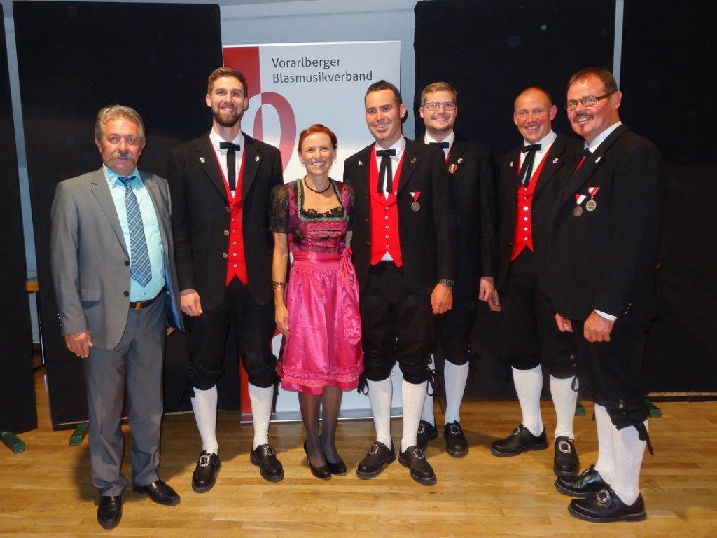 Bürgermeister Alwin Müller mit dem Jubilar Dieter Nigsch und seiner adretten Frau, so wie Musikanten des MV St. Gerold