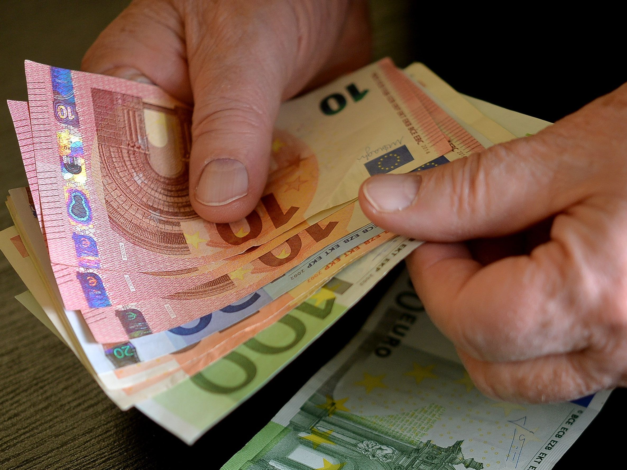 Der Mann gibt vor, Geld für einen Notfallfonds für behinderte Kinder zu sammeln. Der Mann gibt vor, Geld für einen Notfallfonds für behinderte Kinder zu sammeln.