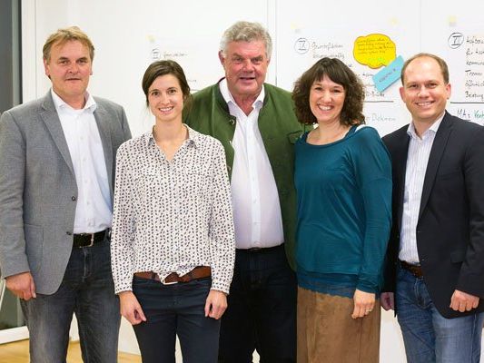 v.l.n.r.: Georg Bucher (Bürgermeister Bürs), Ulrike Dirnbauer (GF Stadtmarketing Bludenz), Mandi Katzenmayer (Bürgermeister Bludenz), Kerstin Biedermann-Smith (GF Alpenregion Bludenz Tourismus), Peter Neier (Bürgermeister Nüziders). v.l.n.r.: Georg Bucher (Bürgermeister Bürs), Ulrike Dirnbauer (GF Stadtmarketing Bludenz), Mandi Katzenmayer (Bürgermeister Bludenz), Kerstin Biedermann-Smith (GF Alpenregion Bludenz Tourismus), Peter Neier (Bürgermeister Nüziders).