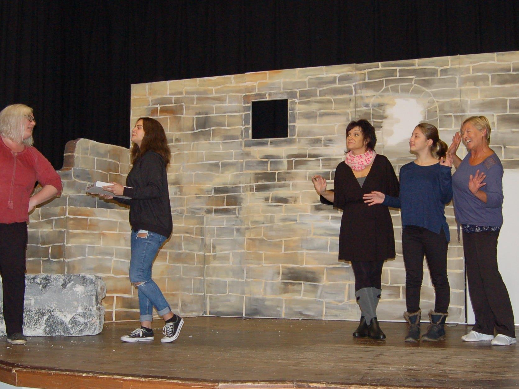 Die Laienspielgruppe wagt sich mit ihrem neuesten Bühnenstück in Carrolls Wunderland vor.
